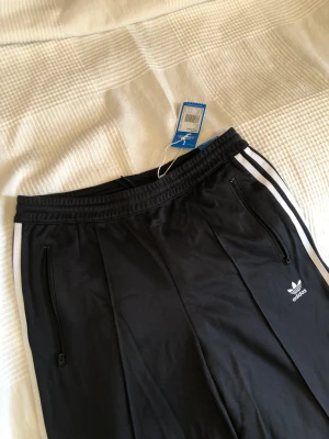 Adidas sweatpants oanvända  - Helt nya och jättesköna trackpants från adidas. Oanvända (prislapp kvar). Storlek 40