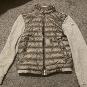 Moncler cardigan - Snygg grå moncler cardigan, köpt från kaspersheat för 4000kr ungefär 2 månader sen och knappt använd alls. 