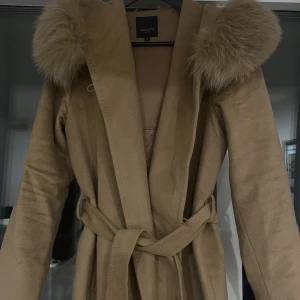 Hollies kappa 38 - Hollies kappa  Modell: Lucinda Storlek: 38 Färg: Beige (orättvist ljus på bild 1) Skick: Fint