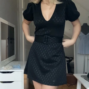 Prickig klänning - Gullig festklänning! Använd enstaka gånger och är i gott skick. En miniddress som inte känns för kort. 