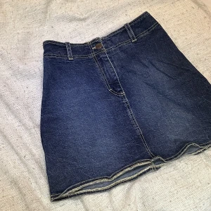 jeanskjol - Mörkblå jeankjol i bra skick🌸