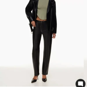 Aritzia Melina byxor - Säljer mina super populära Melina byxor av Aritzia i vegansk skinn då de är lite för korta för mig. Har bara använt dom 1-2 gånger.  Längden är ”regular” och det står på hemsidan att det passar dig som är 160cm - 172ish cm lång 