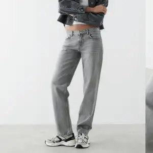 Helt oanvända jeans från Gina Tricot storlek 36, orginal pris 500 kr men säljer för 300 kr💋💗