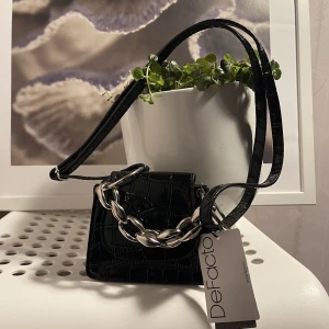 Small bag - Perfect for children or a bag for a night out. Small black bag, in new condotion (Nerver Worn) Buyer pays for shipping 🫶