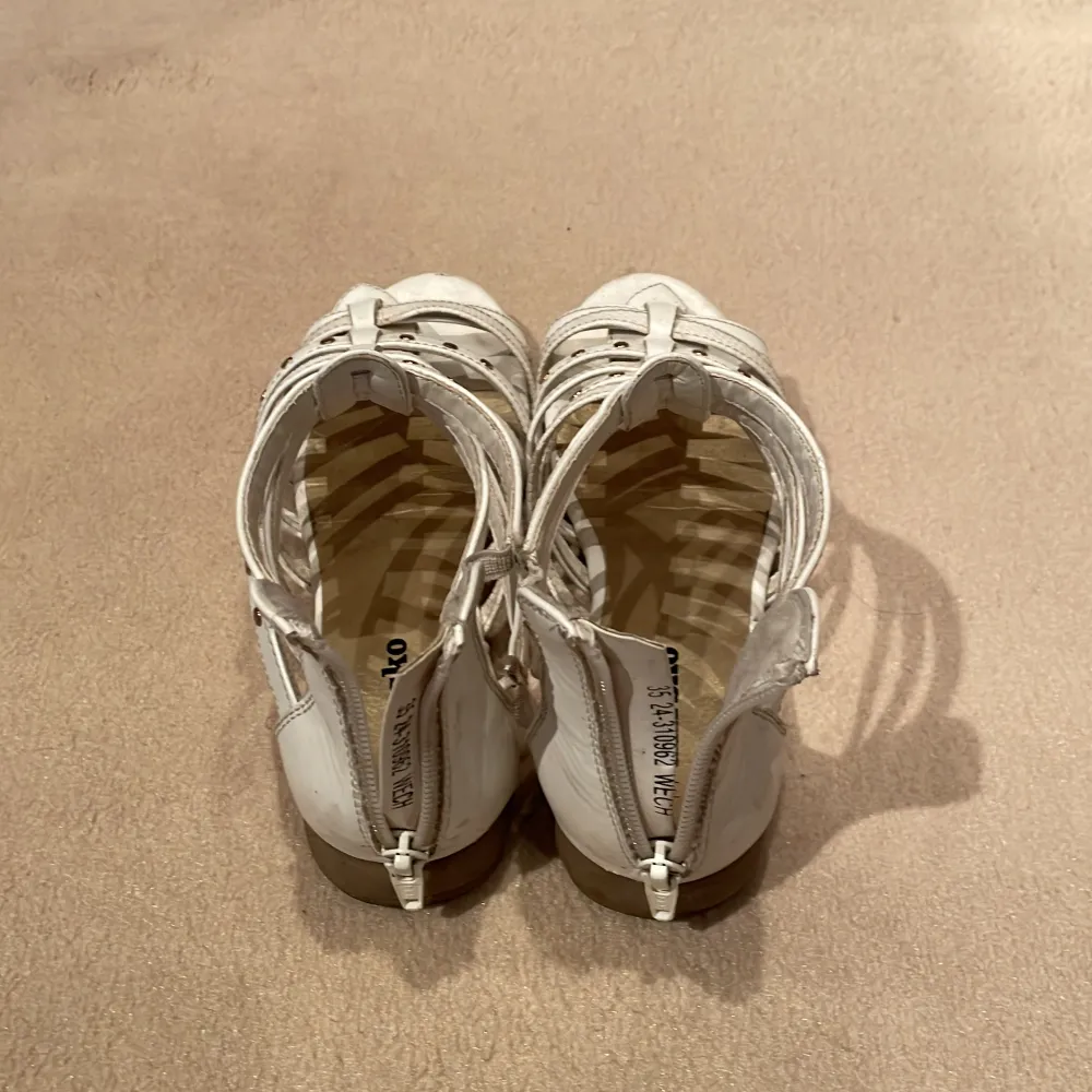 Vita sandaler med små guldiga prickar i metall . Skor.