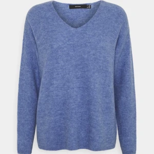 stickad tröja - Helt oanvänd stickad tröja från vero Moda! Köptes för 250 och den är slutsåld 💓💓 skriv för fler egna bilder! Passar mig som är en storlek S