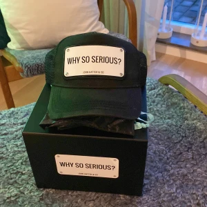 John Hatters & CO (keps) - Säljer nu min John Hatter keps. Använd regelbundet i några månader. Helt okej skick (lite solblekt) som alla svarta kepsar blir. Köpt från John Hatters hemsida 995kr. Låda och påse fås med…