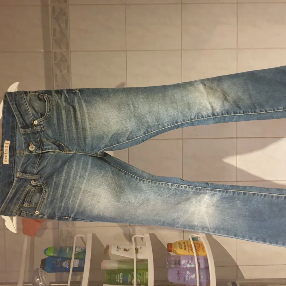 Säljer dessa svin fina lågmidjade jeansen från lindex i storlek 34. Dem är bootcut också. Säljer då dem inte passade mig. Byxorna är troligen från 2000 talet då det är min mammas gamla. Skulle själv säga att dem är i bra skick. Jeans & Byxor.