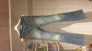 Lågmidjade bootcut jeans - Säljer dessa svin fina lågmidjade jeansen från lindex i storlek 34. Dem är bootcut också. Säljer då dem inte passade mig. Byxorna är troligen från 2000 talet då det är min mammas gamla. Skulle själv säga att dem är i bra skick