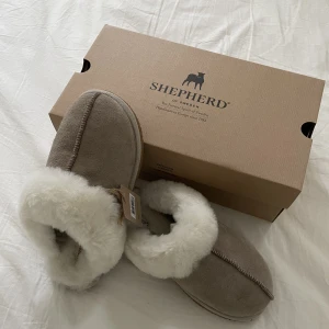 Shepherd tofflor  - Ett par superfina tofflor från shepherd. Dom är helt nya.  Ordinarie pris 900 mitt pris 699 då dom är helt nya.