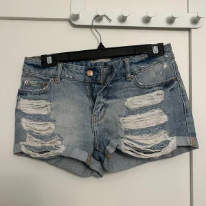 Gina tricot shorts  - Shorts från Gina Tricot i strl 34 med förslitningar. Fint skick.