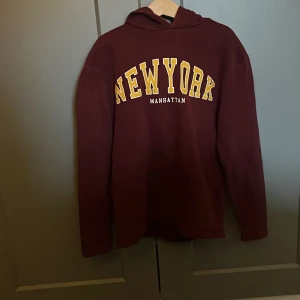 H&M Hoodie storlek 134 - Plagget är i fint skick. Använt ett fåtal gånger. Storlek 134.   Köpt på H&M