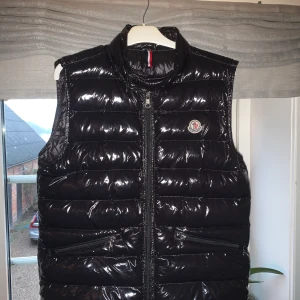 Moncler gui väst - Fin väst, inga defekter men använd. Qr kod finns. Storlek 2 (M)