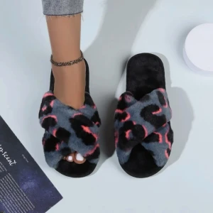 Nya tofflor  - Helt nya oanvända tofflor, dem är SÅ Lena o mjuka! Världens skönaste skor men jag beställde helt fel storlek.  Det står storlek 40-41, men jag säger nog mer 39-40. 😊  Dem är helt magiska!