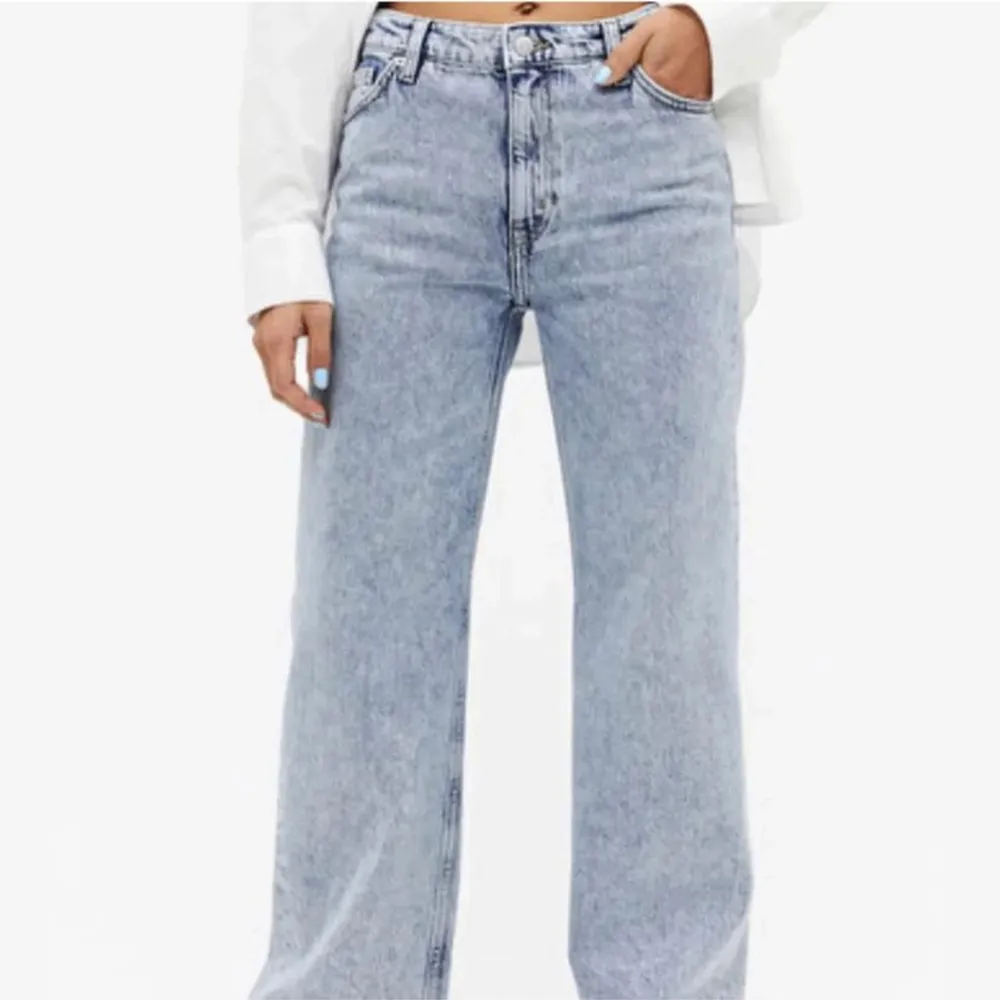 Säljer fina loose jeans i nyskick från monki. Jeans & Byxor.