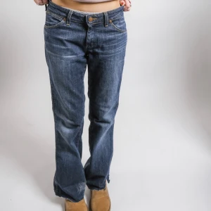 WRANGLER JEANS - Ett par jeans från wrangler som är perfekta för sig som är lite kortare, måtten är ursprungligen 30x32, modellen på bilden är 165 och när normalt stl s men passar både större och mindre beroende på önskad passform.  