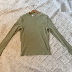 Snygg grönlångärmadtröja  - Använd ca 1-2 gånger, väldigt fint skick:) Nypris ca 120kr  Säljer pga. Av att jag inte använder den.  Modell: 155 cm, men funkar upp till ca 165 cm.