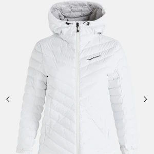 Peakperformance - Vit jacka ifrån Peakperformance köpte den för 3000kr, har använt den få gånger, säljer den pågrund av att den inte kommer till någon användning 