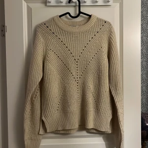 Mönstrad stickad tröja  - Fin mönstrad stickad tröja. Mönster både fram och bad med en mindre slits på sidorna. 