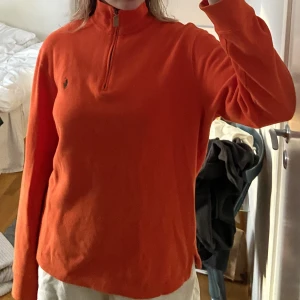 Polo Ralph Lauren zip tröja  - Säljer denna snygga zip tröja från Polo by Ralph lauren i storlek herr S. För referens burkar jag använda S-M & den sitter oversize på mig. Om du har övriga frågor är det bara att hmu - så svarar jag så snabbt som möjligt. Kolla min profil för fler plagg!