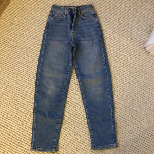 Jeans Gina Trikot strl 32 - Säljer dotterns Gina Tricot Jeans Strl 32. Mycket fint skick. Inga fläckar eller hål. Highwaist. Midjemått 54 cm. Innerbenslängd 66 cm.