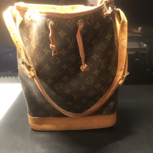 Louis Vuitton noe  - Louis Vuitton noe väska från 1992. Lädret upptill slitet men går att åtgärda hos Louis Vuitton butiken. 