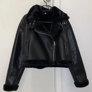 Höst/vår jacka🥰 - Jättefin och SUPERMJUK jacka, perfekt för vår/höst. Storlek M men skulle säga att den passar S-M. Säljes då den ej är min stil, köpt här på Plick! Jättefint skick! 