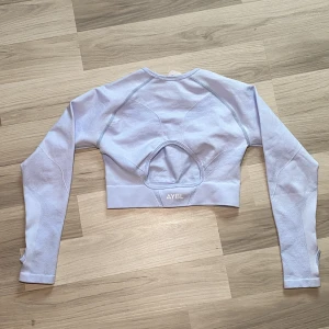 aybl tränings topp - Gym-topp från AYBL aldrig använd  med öppen rygg bak 😍 jätte skön och stretchig i en drömmig pastel färg