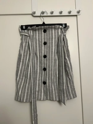 Kjol från H&M med knappar - Fint skick, strl. 34