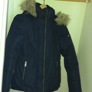 Jacka  - Säljer min Tommy hilflinger jacka efter som det e kalt nu är den perfekt jättetjock och varm 
