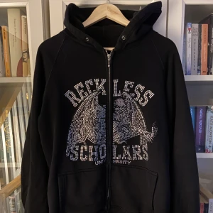 Reckless Scholars - Zip Hoodie från Reckless Scholars Cond 7/10 storlek L