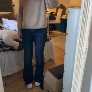Lågmidjade jeans - Lågmidjade jeans från Mavi💕 de e nästan helt oanvända och jag har bara haft dom i en månad så de är i nyskick💕 köpte för 600kr säljer för 390kr