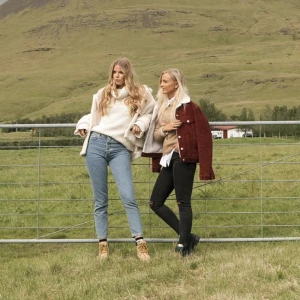 Bikbok Manchesterjacka - En burgundyfärgad fodrad manchesterjacka som har en fodrad insida. I nyskick! Köpt på bikbok. Har även en i beige till försäljning.🫶🏼 (Lånade bilder) skriv för fler bilder. 