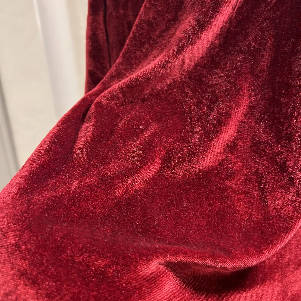 Klänning/topp från boohoo i en väldigt fin röd/vinröd färg i sammet/velvet tyg. Toppar.