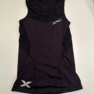 2xu träningslinne - Träningstopp från 2xu, använd en gång, bra skick❤️