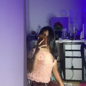 Rosa enkel tröja - Blommor i mönster…