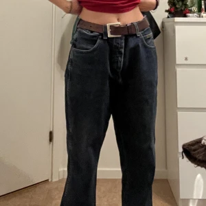 Mörkblåa jeans - Mörkblåa jeans från Wrangler. Står ingen storlek… kolla bilder för referens, kanske M? Frakt står köparen för! 💙