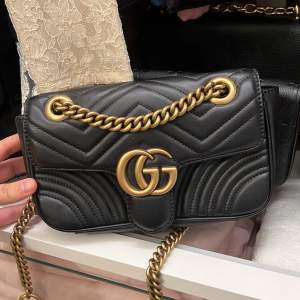 Gucci väska A kopia nästan helt oanvänt köpt för 1500kr säljes för 850kr pris kan diskuteras 