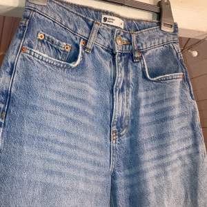 Högmidjade jeans från Gina Tricot i bra kvalitet. 100 kr inklusive frakt. 