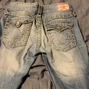 Trues lågmidjade rätt bra kvalite på dom men dock så har dragkedjan gått sönder ni får buda tack! #trues #y2k#lågmidjade - Ett par trues som man får typ buda på men dock så har dragkedjan gått sönder!