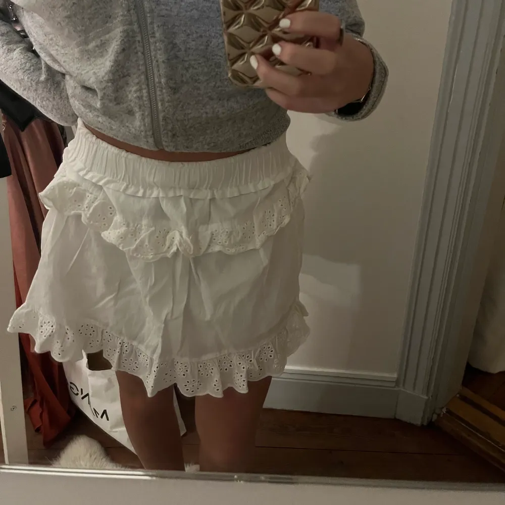 En superfin vit kjol från märket pieces från Zalando!🥰🥰 haft den ett tag men bara använd några gånger, älskar den till sommaren! En helt perfekt basic kjol som passar till allt! Väldigt stretchig!. Kjolar.