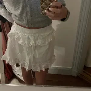 En superfin vit kjol från märket pieces från Zalando!🥰🥰 haft den ett tag men bara använd några gånger, älskar den till sommaren! En helt perfekt basic kjol som passar till allt! Väldigt stretchig!