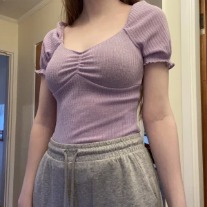 Söt Lila Bodysuit - Pastel lila bodysuit. Plagget har väldigt bra stretch. (Sista bilden visar hela bodsuiten men i fel färg). Jag är 173cm/60kg och den är på gränsen för för kort. Så är du längre eller lika lång men väger mer är den nog för liten. Inte noppig eller trasig. 