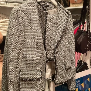 Kjol kavaj set  - Supersött det från Kappahl som aldrig kommit till användning, tillhörande är en kortare kjol som på bilden hänger på galgen. Väldigt clean och ger old money vibbar