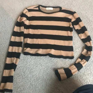 Söt randig tröja - Supersöt randig tröja som är kroppad och sitter tight som jag trodde jag skulle använda men inte gjort, helt ny i skick. Jag kan fixa fler bilder, köparen står för frakten 🫶🏻
