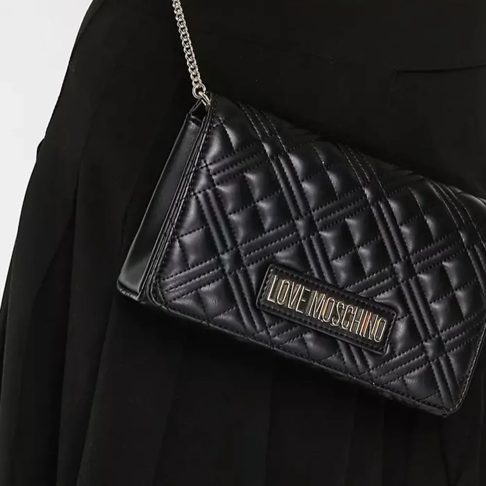 Moschino väska i färgen svart. I väldigt fin skick använd bara ett fåtal gånger. Väskor.