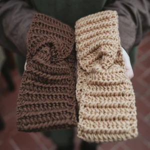 Crochet headband - Elegant crochet headband for any occasion! Handmade in Sweden🇸🇪 One size fits all Material: merino wool (Italy) Available in all shown colors🧡🤎❤️