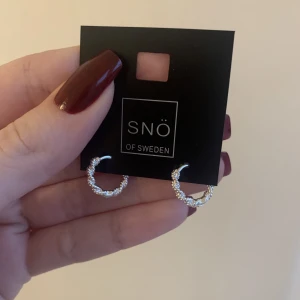 Snö of Sweden örhängen  - Helt nya örhängen. Gjorda av mässing med silverplätering.