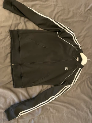 Adidas träningströja  - Adidaskofta storlek 38, klpt på Zalando