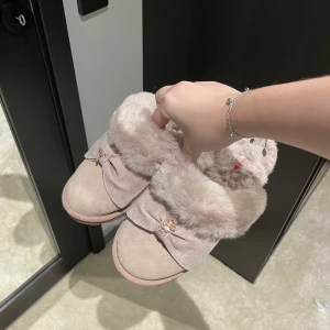 Canada snow tofflor - Säljer mina fina canada snow tofflor som inte passar i storlek 37, helt nya!! 💞